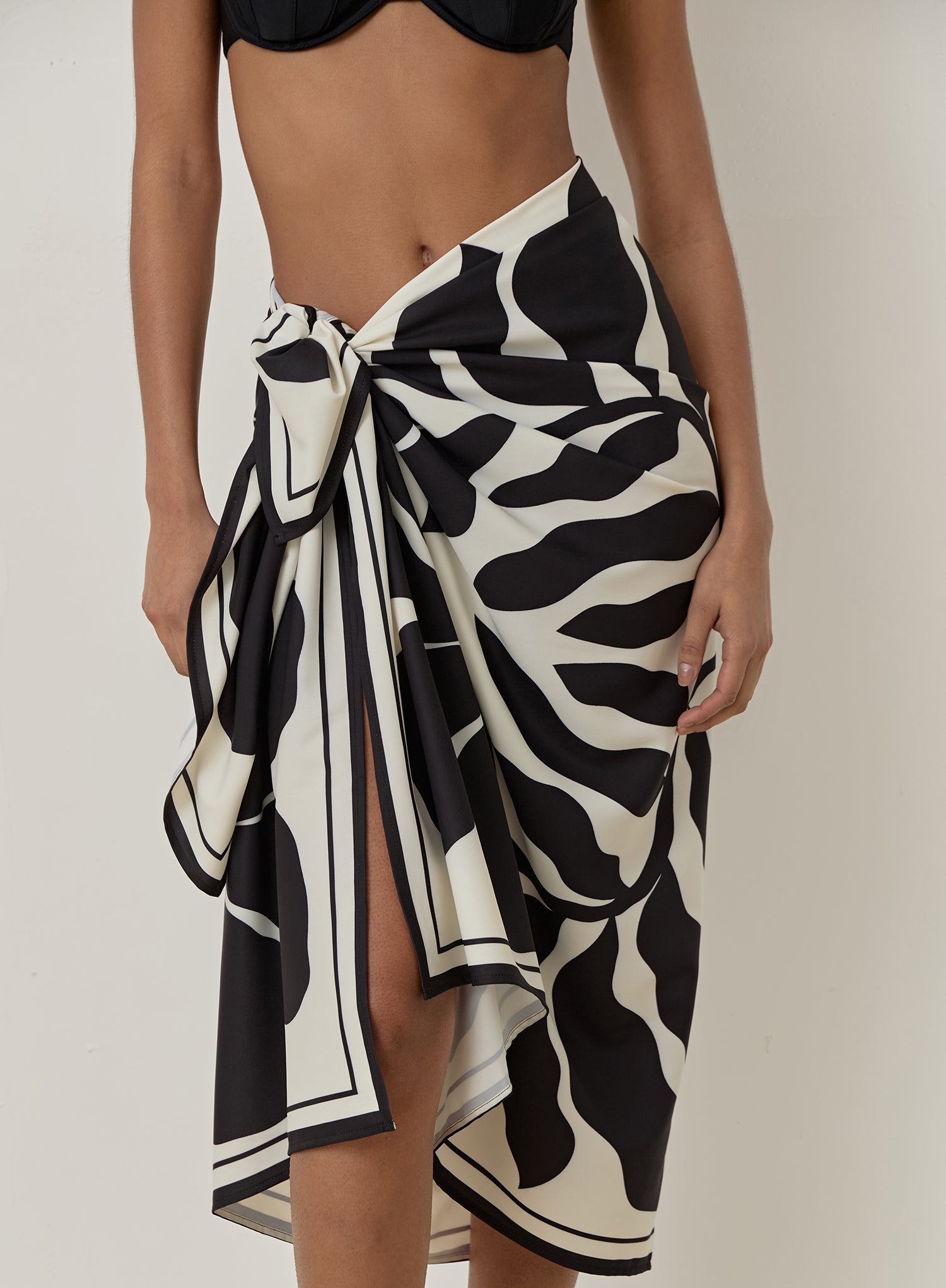 Black And Cream Printed Sarong- Bora